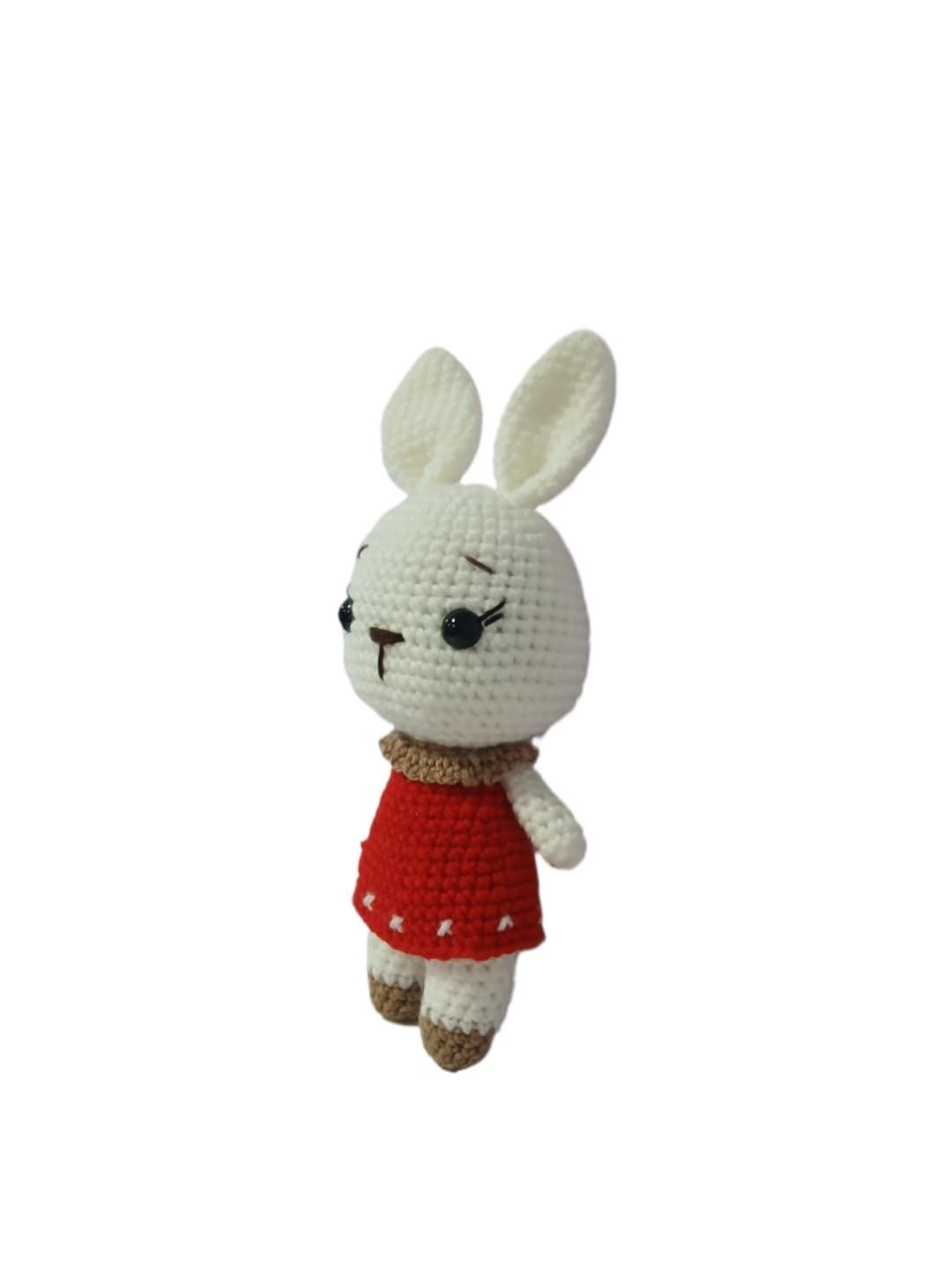 Peluche conej9 con vestido rojo hecho a mano a ganchillo (amigurumi). - Imagen 3
