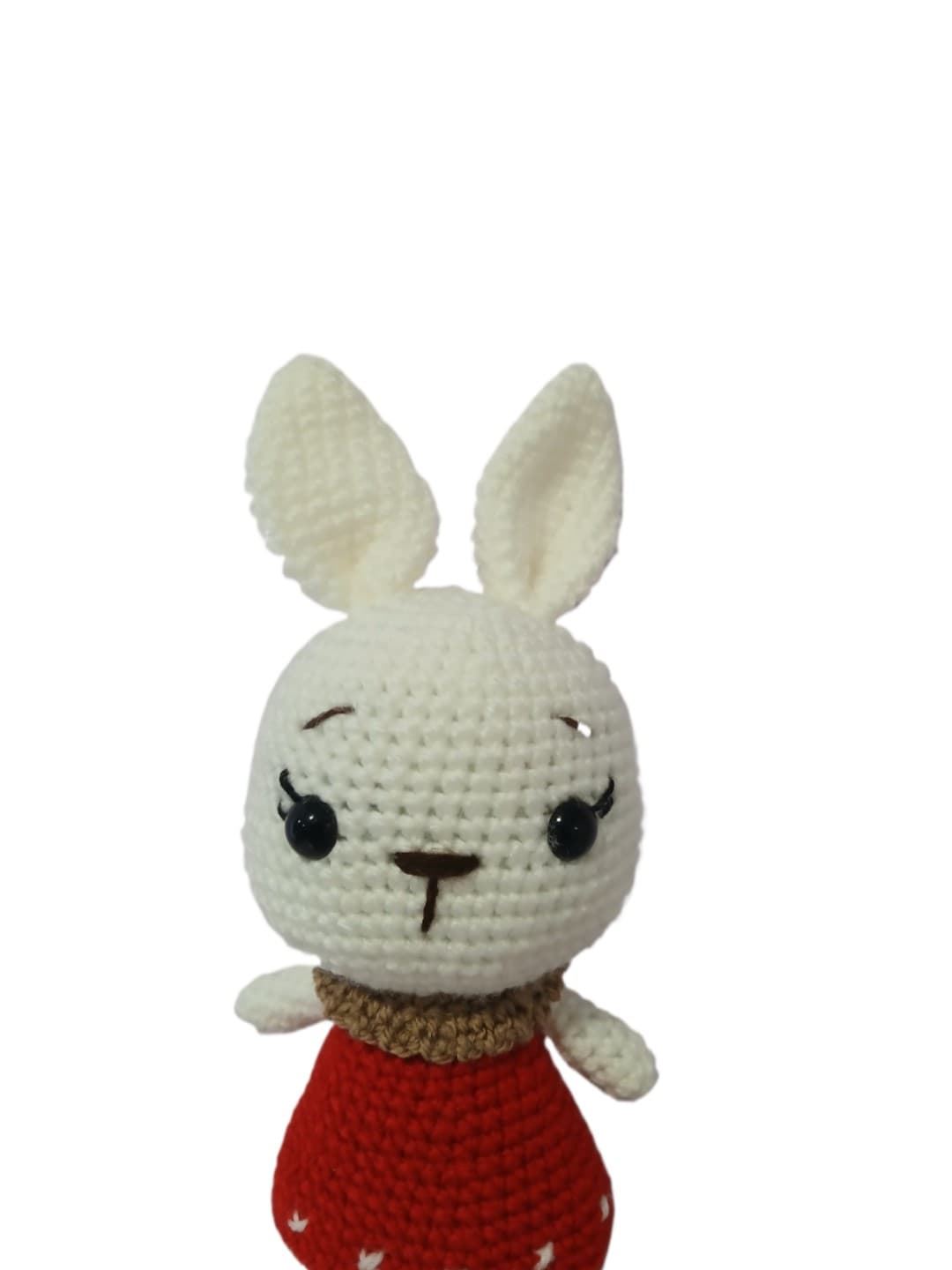 Peluche conej9 con vestido rojo hecho a mano a ganchillo (amigurumi). - Imagen 4