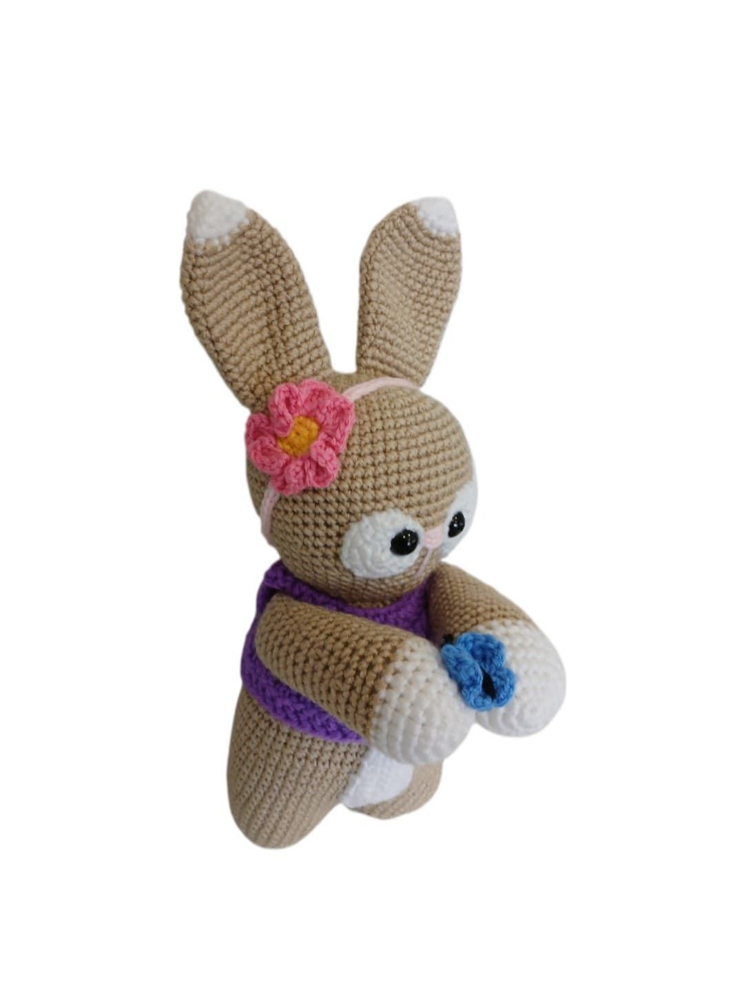 Peluche conejo con jersey lila hecho a mano a ganchillo (amigurumi). - Imagen 2