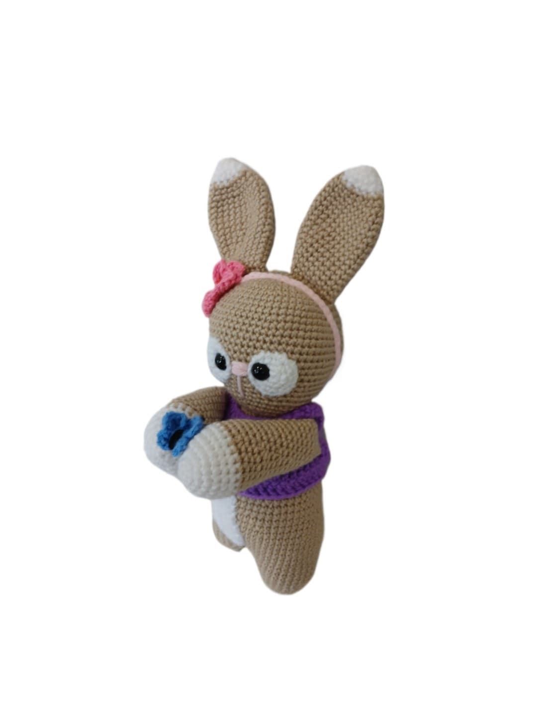 Peluche conejo con jersey lila hecho a mano a ganchillo (amigurumi). - Imagen 3