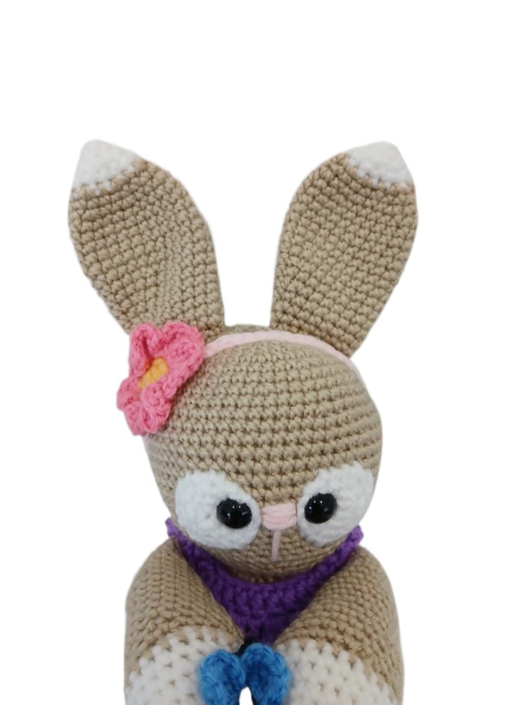 Peluche conejo con jersey lila hecho a mano a ganchillo (amigurumi). - Imagen 4