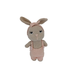 Peluche conejo con pantalon rosa hecha a mano a ganchillo (amigurumi). - Imagen 1