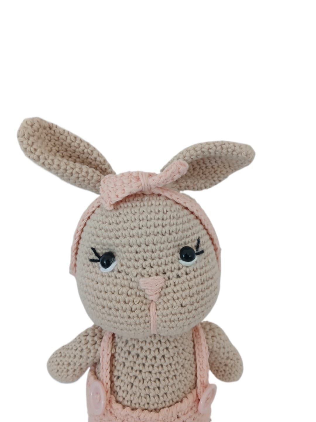 Peluche conejo con pantalon rosa hecha a mano a ganchillo (amigurumi). - Imagen 4