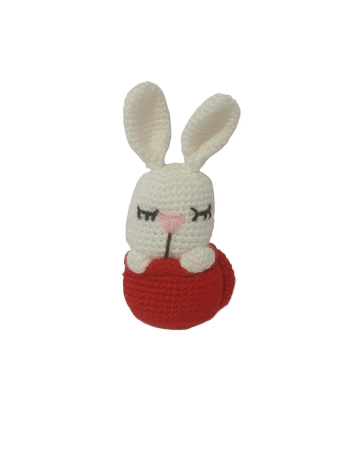 Peluche conejo en taza hecho a mano a ganchillo (amigurumi). - Imagen 1