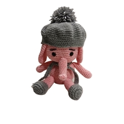Peluche elefante rosa con bufanda y gorro hecho a mano a ganchillo (amigurumi). - Imagen 1