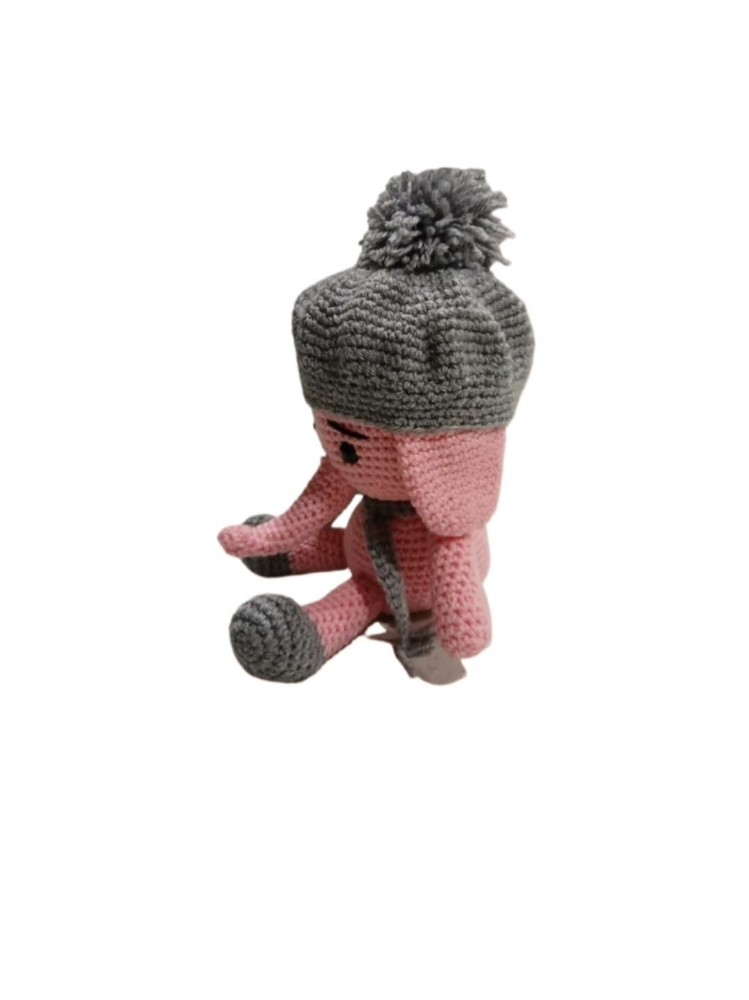 Peluche elefante rosa con bufanda y gorro hecho a mano a ganchillo (amigurumi). - Imagen 2