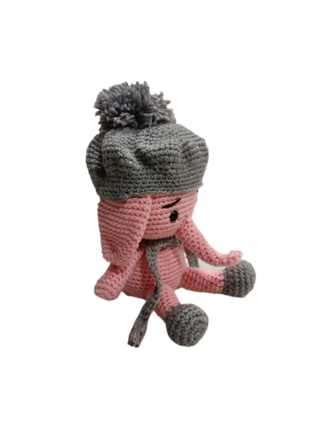 Peluche elefante rosa con bufanda y gorro hecho a mano a ganchillo (amigurumi). - Imagen 4