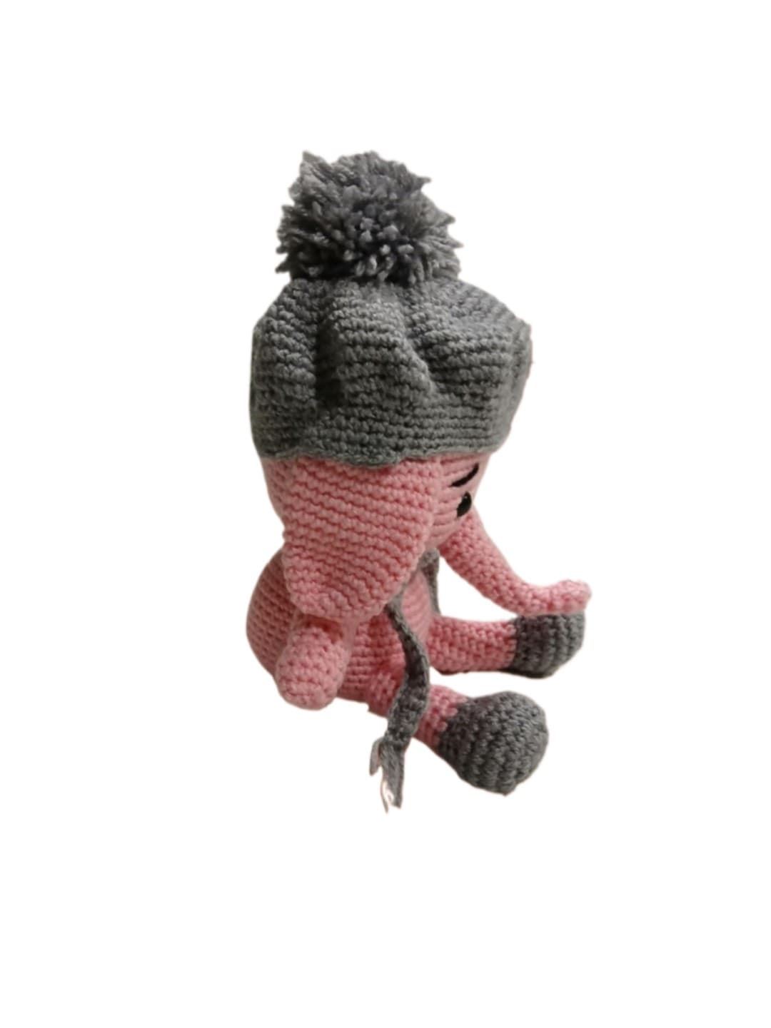 Peluche elefante rosa con bufanda y gorro hecho a mano a ganchillo (amigurumi). - Imagen 5