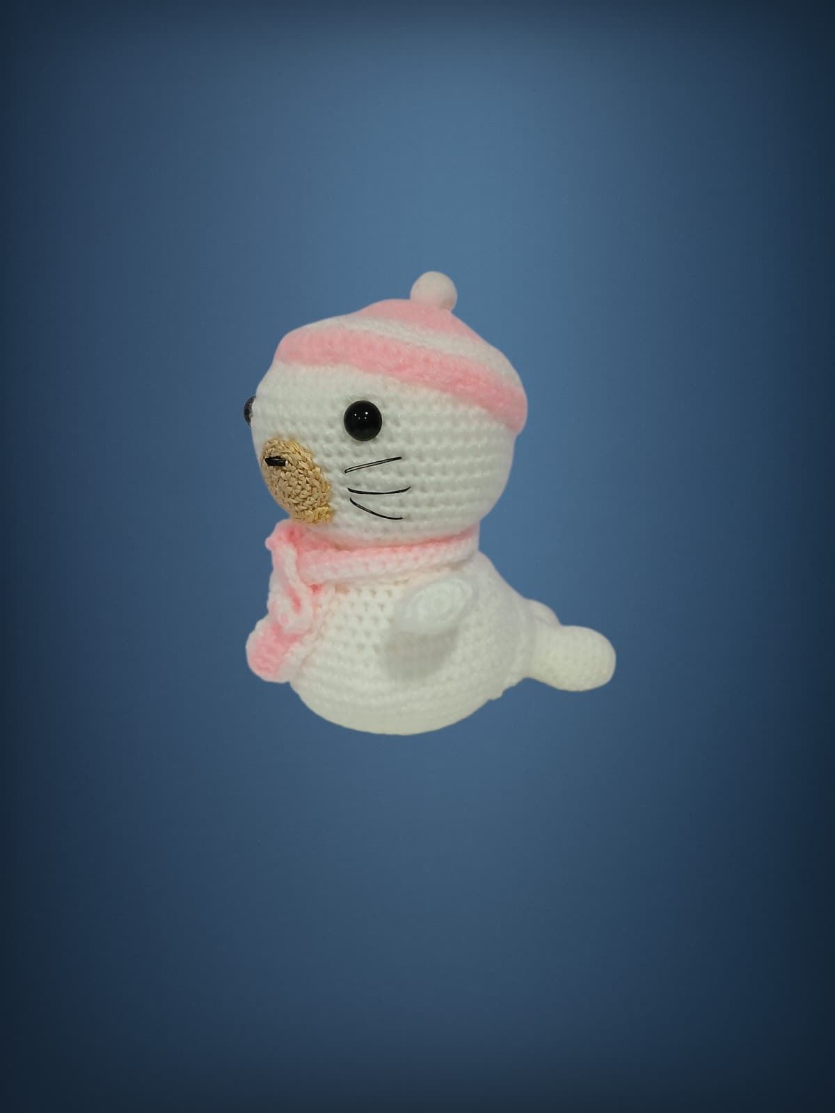 Peluche foca hecho a mano a ganchillo (amigurumi). - Imagen 1