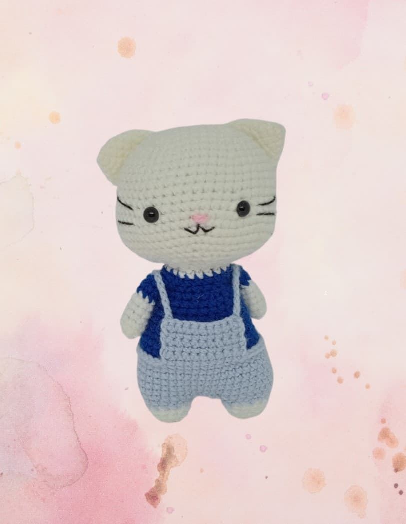 Peluche gato con pantalón azul amigurumi - Imagen 1