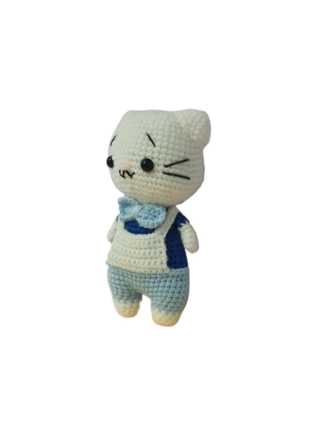 Peluche gato con pantalón azul amigurumi - Imagen 2
