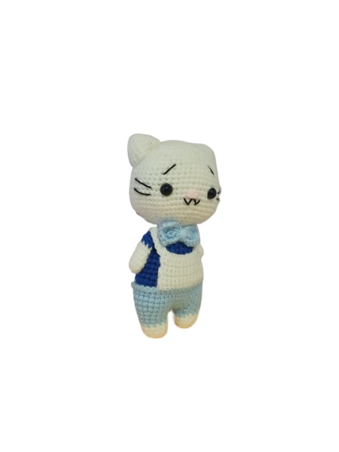 Peluche gato con pantalón azul amigurumi - Imagen 3