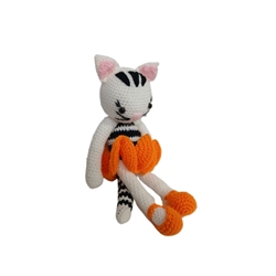 Peluche gato con vestido naranja hecho a mano a ganchillo (amigurumi). - Imagen 2