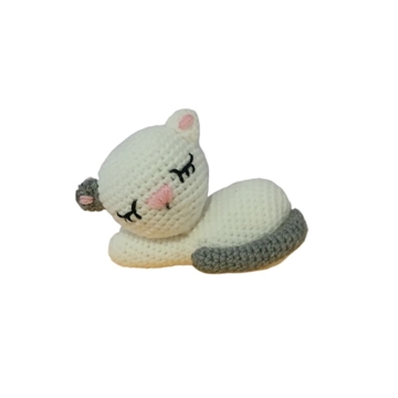 Peluche gato dormido cola gris hecho a mano a ganchillo (amigurumi). - Imagen 1