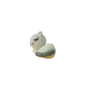 Peluche gato dormido cola gris hecho a mano a ganchillo (amigurumi). - Imagen 2