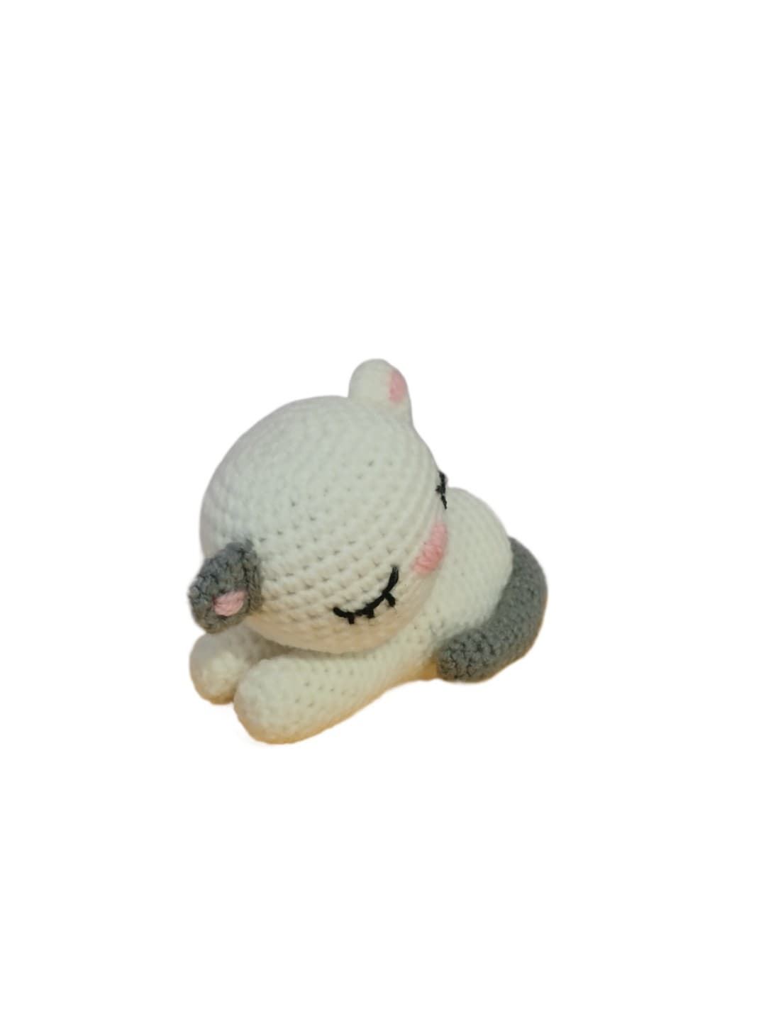 Peluche gato dormido cola gris hecho a mano a ganchillo (amigurumi). - Imagen 3