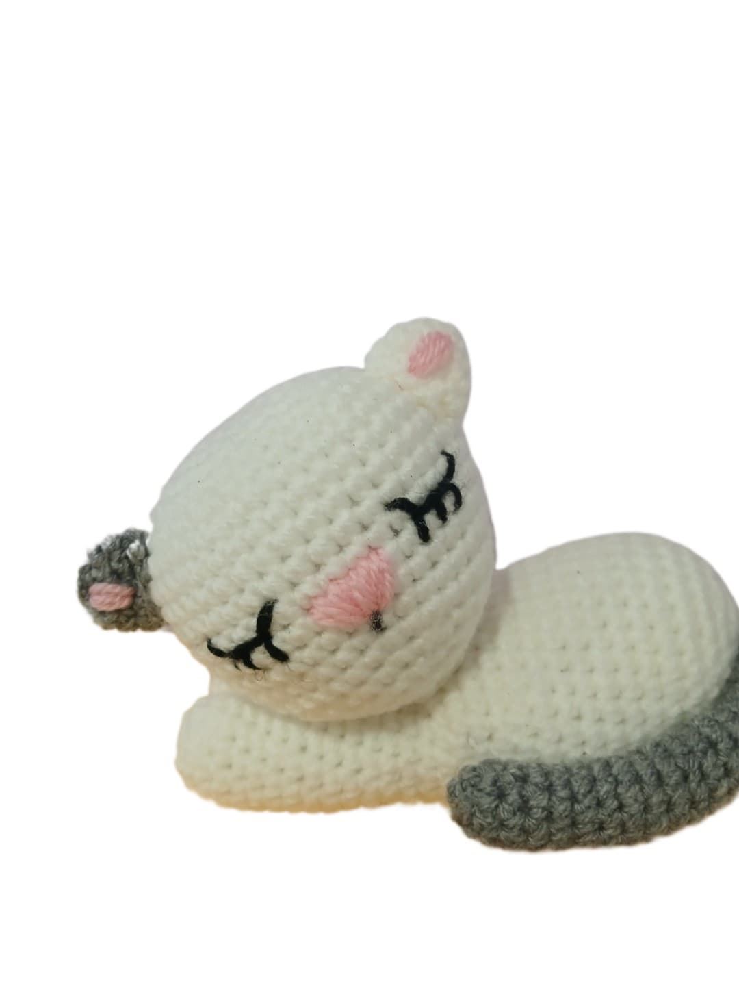 Peluche gato dormido cola gris hecho a mano a ganchillo (amigurumi). - Imagen 4