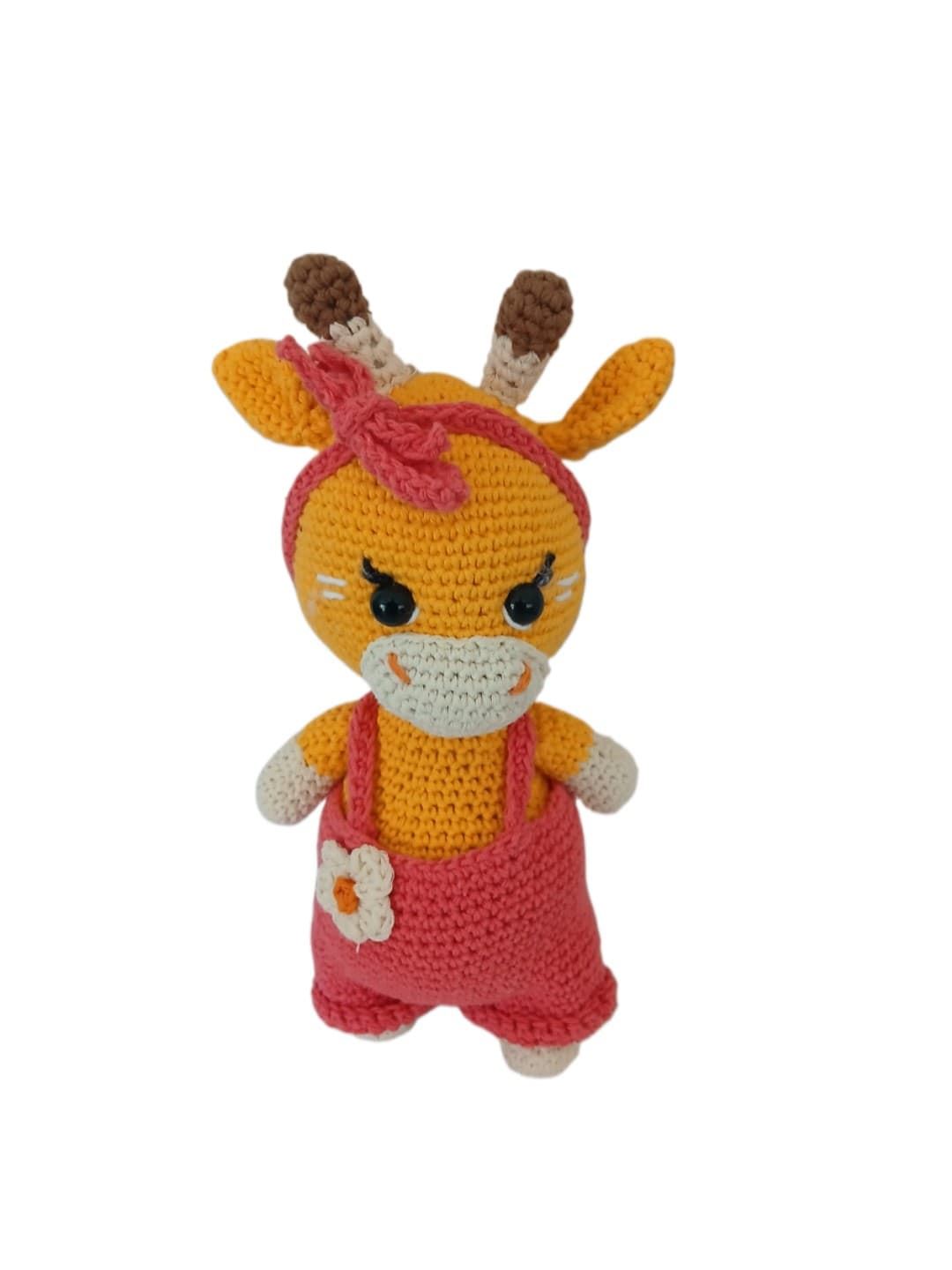 Peluche jirada con pantalon rosa hecha a mano a ganchillo (amigurumi). - Imagen 1