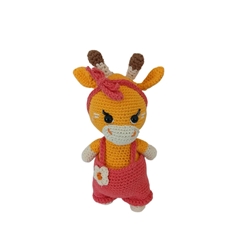 Peluche jirada con pantalon rosa hecha a mano a ganchillo (amigurumi). - Imagen 1
