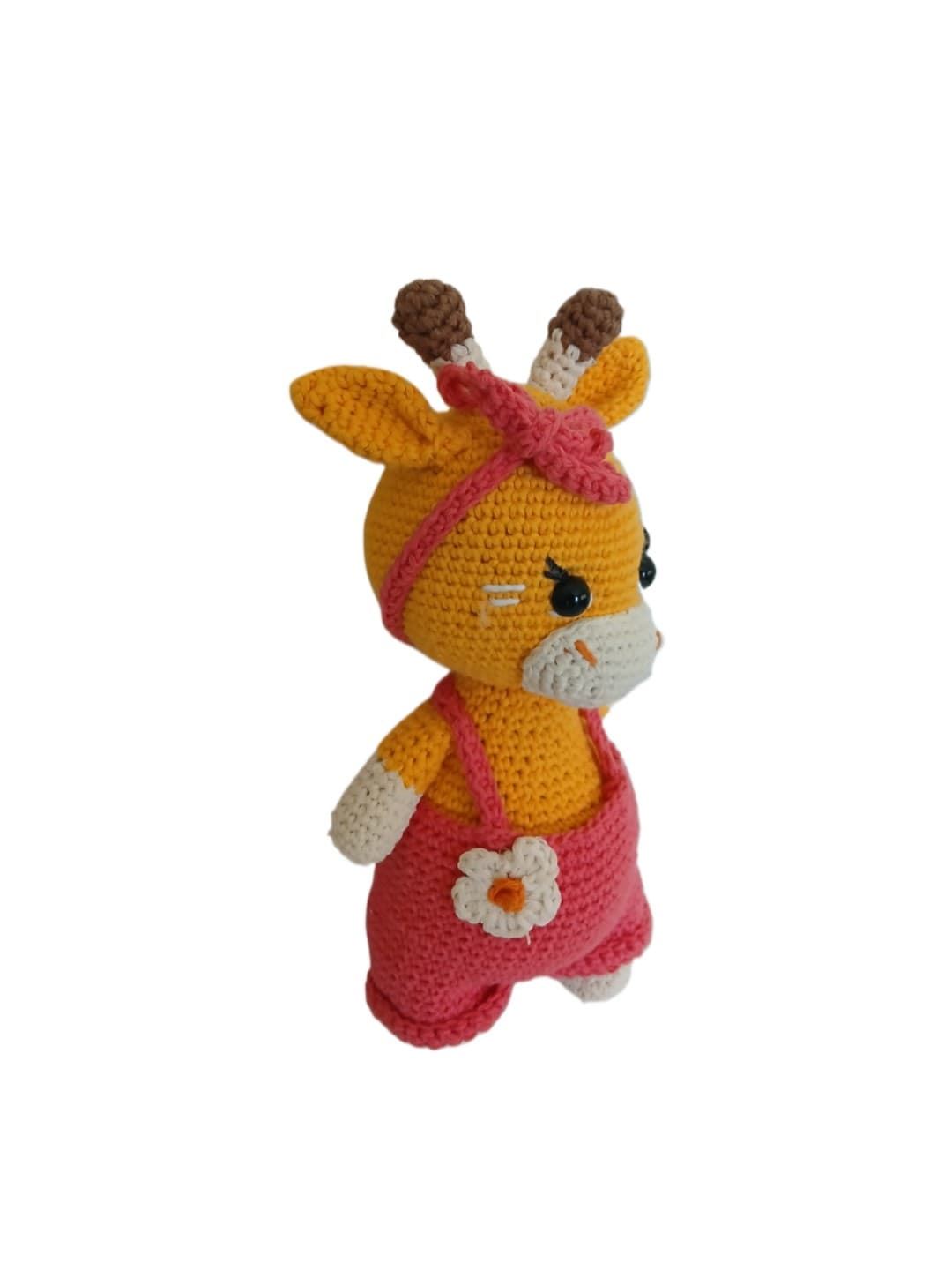 Peluche jirada con pantalon rosa hecha a mano a ganchillo (amigurumi). - Imagen 2