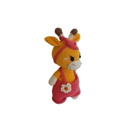 Peluche jirada con pantalon rosa hecha a mano a ganchillo (amigurumi). - Imagen 2