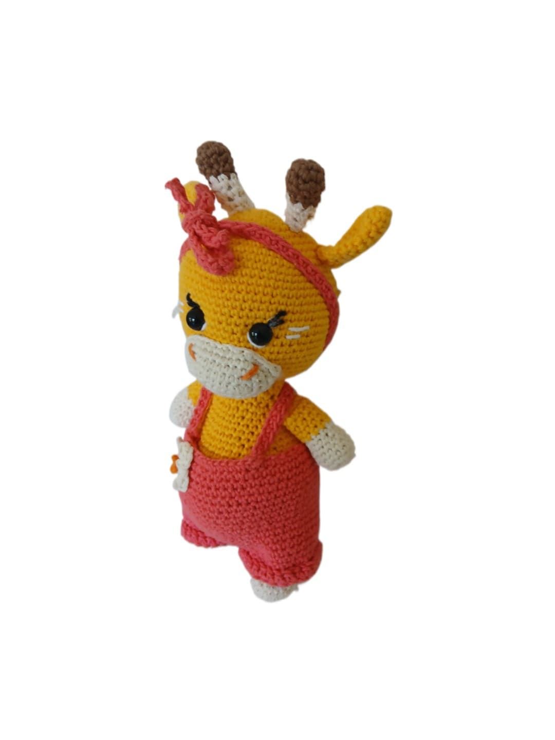 Peluche jirada con pantalon rosa hecha a mano a ganchillo (amigurumi). - Imagen 3