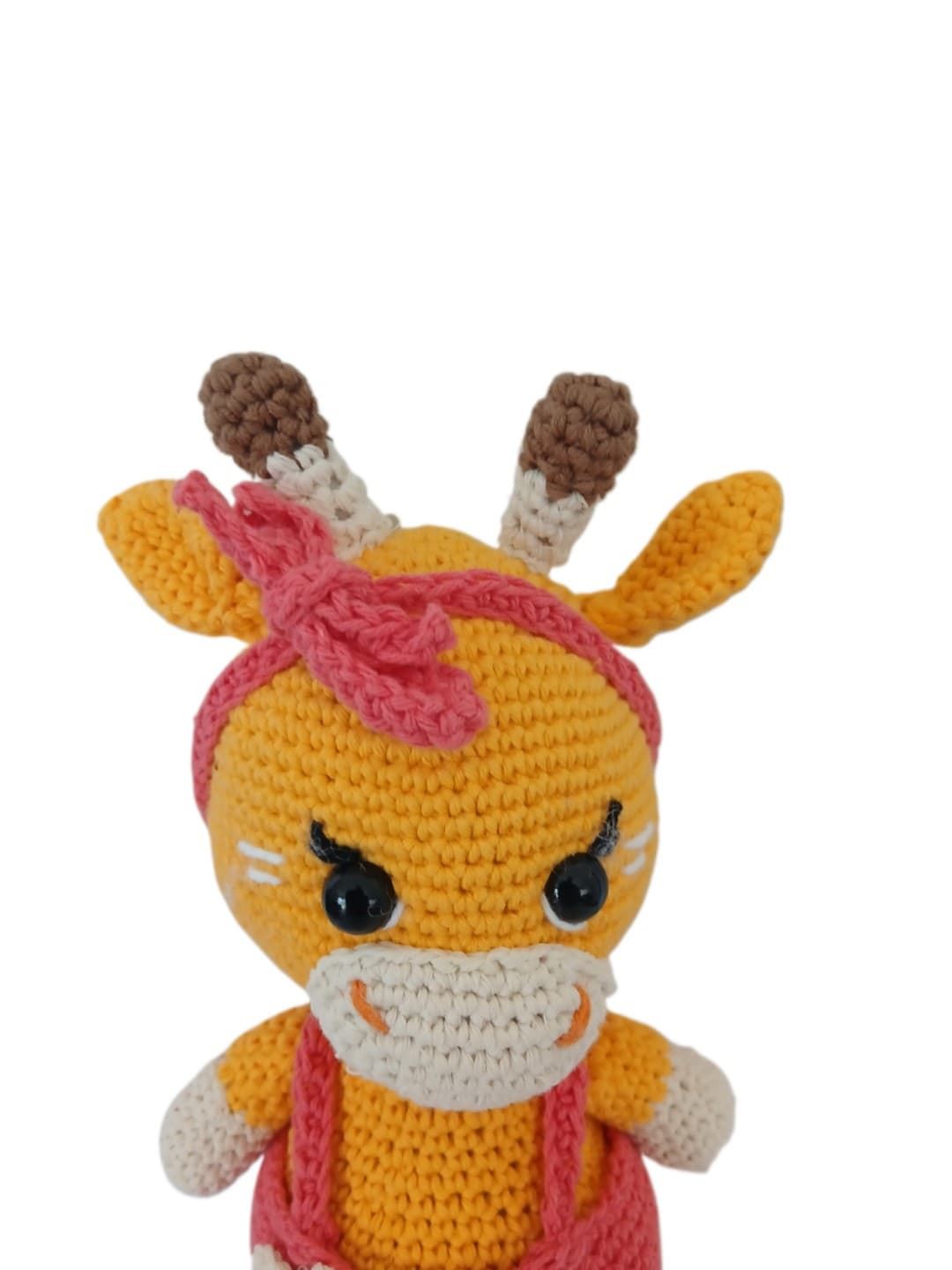 Peluche jirada con pantalon rosa hecha a mano a ganchillo (amigurumi). - Imagen 4