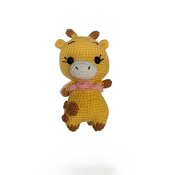 Peluche jirafa con bufanda hecho a mano a ganchillo (amigurumi). - Imagen 1