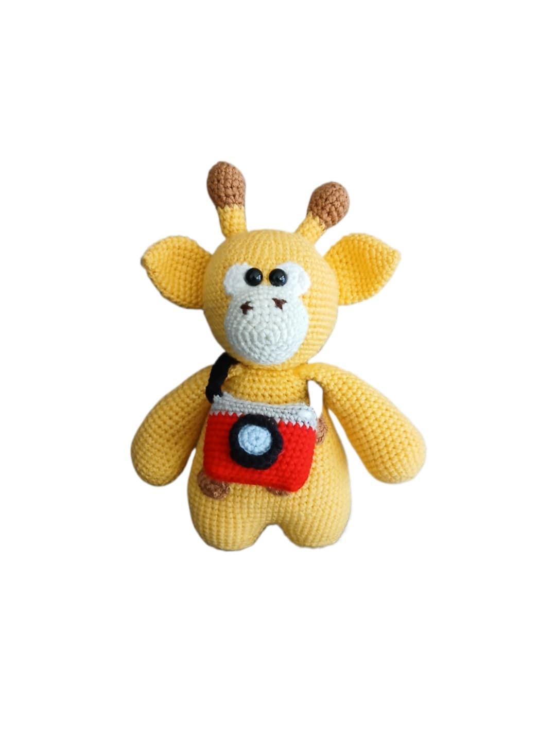 Peluche jirafa con cámara de fotos hecho a mano a ganchillo (amigurumi). - Imagen 1