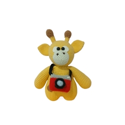 Peluche jirafa con cámara de fotos hecho a mano a ganchillo (amigurumi). - Imagen 1