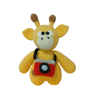 Peluche jirafa con cámara de fotos hecho a mano a ganchillo (amigurumi). - Imagen 1
