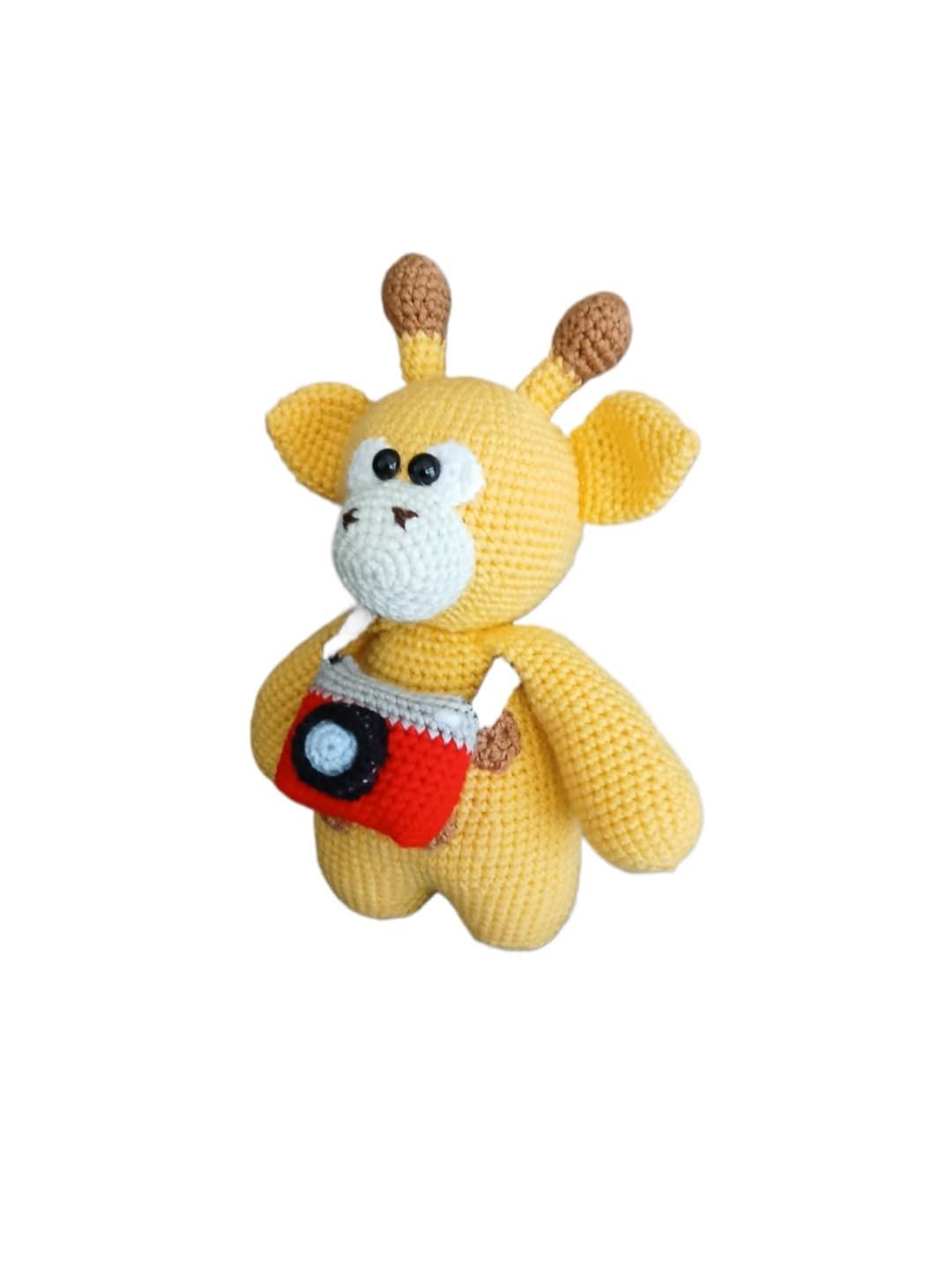Peluche jirafa con cámara de fotos hecho a mano a ganchillo (amigurumi). - Imagen 2