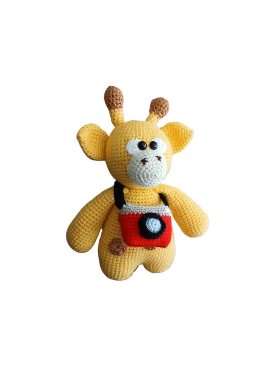 Peluche jirafa con cámara de fotos hecho a mano a ganchillo (amigurumi). - Imagen 3