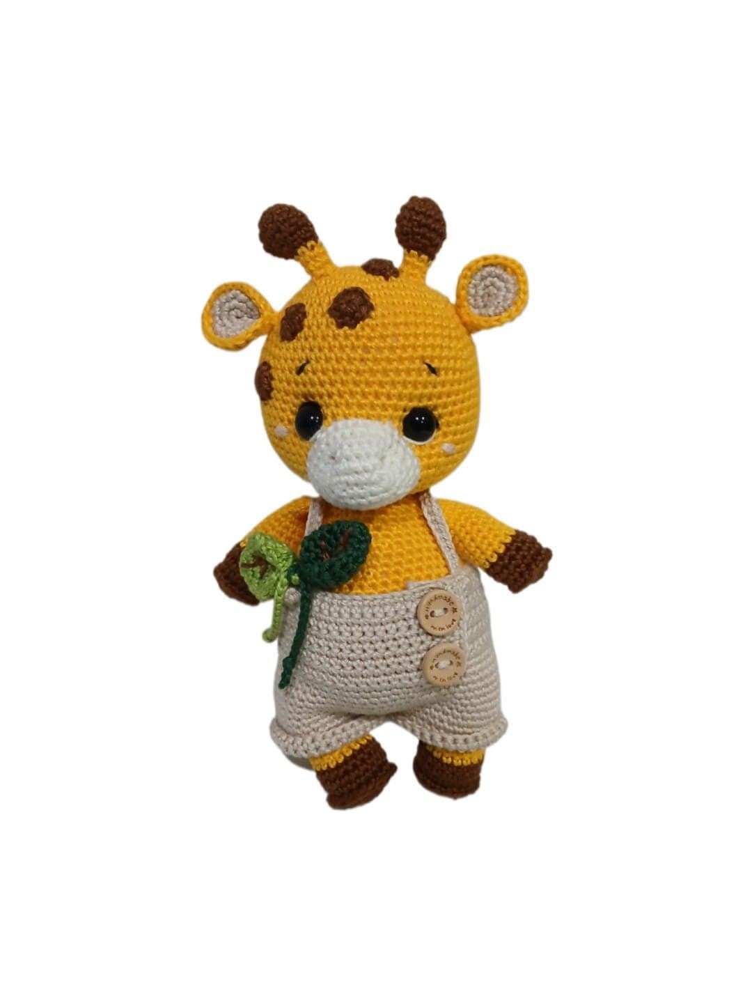 Peluche jirafa con pantalón hecho a mano a ganchillo (amigurumi). - Imagen 1
