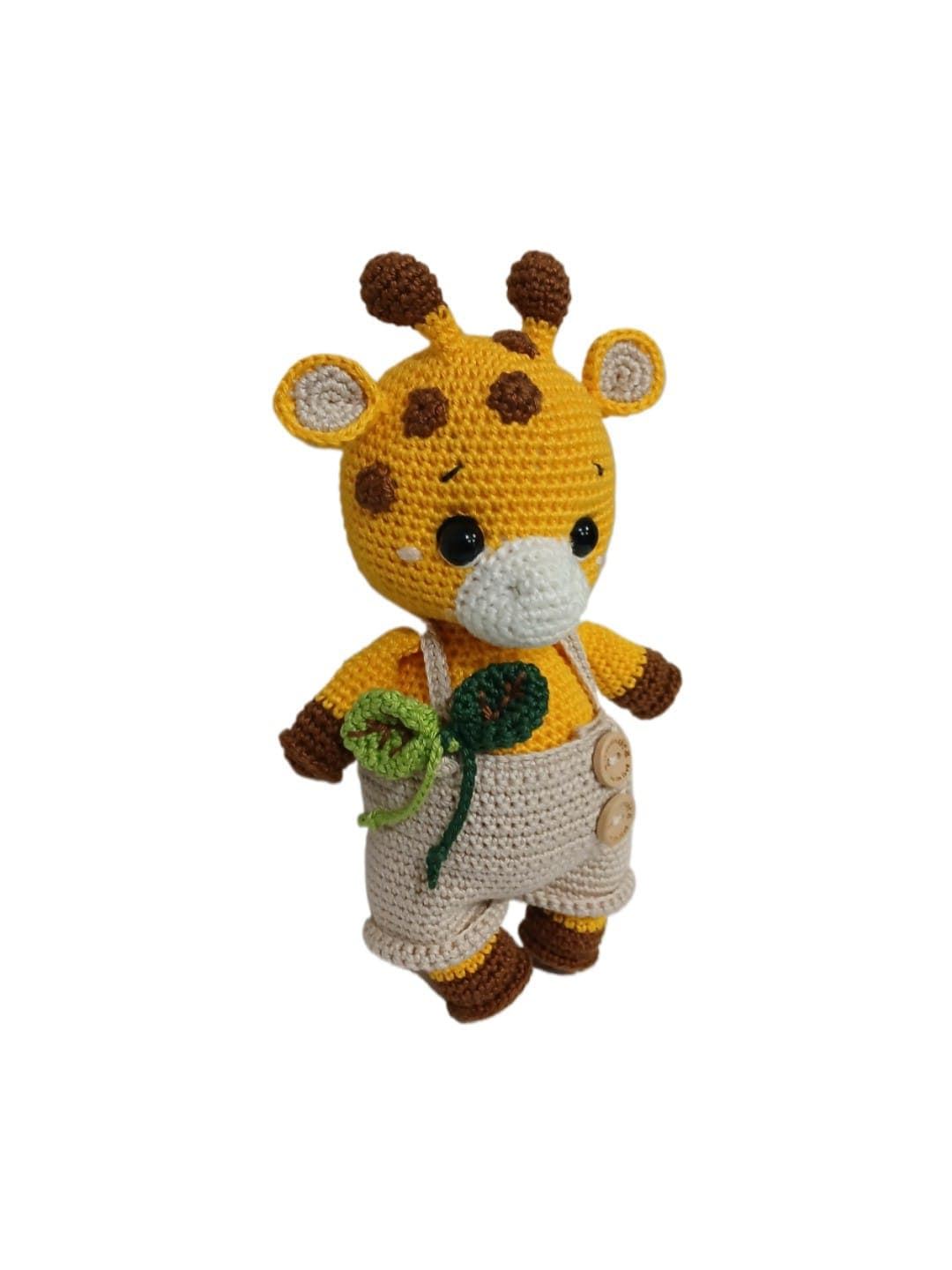 Peluche jirafa con pantalón hecho a mano a ganchillo (amigurumi). - Imagen 3