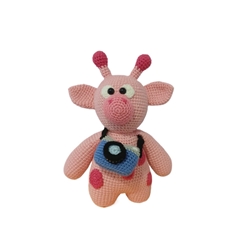 Peluche jirafa rosa con cámara de fotos hecho a mano a ganchillo (amigurumi). - Imagen 1