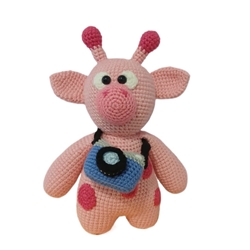 Peluche jirafa rosa con cámara de fotos hecho a mano a ganchillo (amigurumi). - Imagen 1