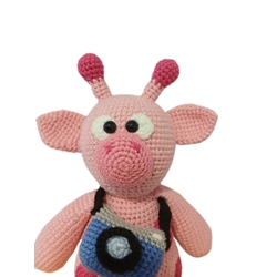 Peluche jirafa rosa con cámara de fotos hecho a mano a ganchillo (amigurumi). - Imagen 2