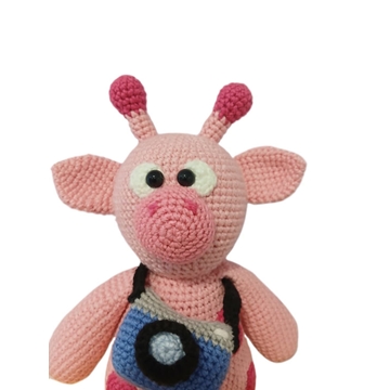 Peluche jirafa rosa con cámara de fotos hecho a mano a ganchillo (amigurumi). - Imagen 2