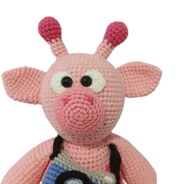 Peluche jirafa rosa con cámara de fotos hecho a mano a ganchillo (amigurumi). - Imagen 2