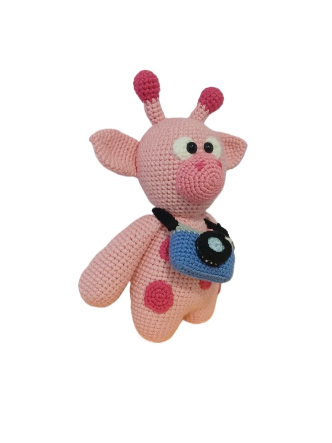 Peluche jirafa rosa con cámara de fotos hecho a mano a ganchillo (amigurumi). - Imagen 3