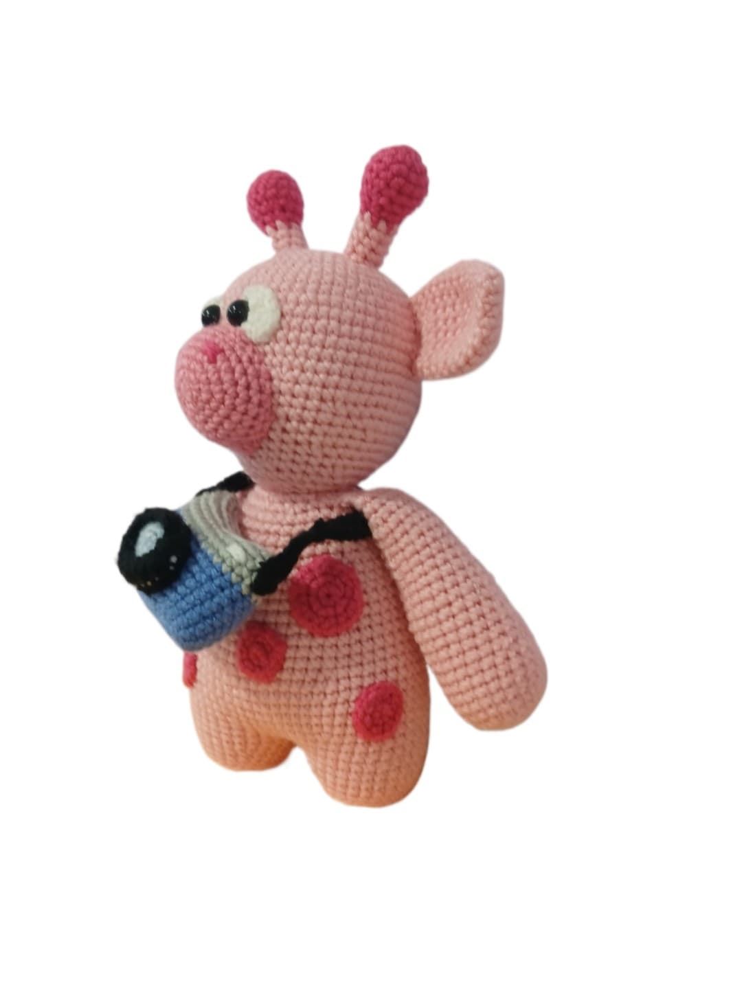 Peluche jirafa rosa con cámara de fotos hecho a mano a ganchillo (amigurumi). - Imagen 4