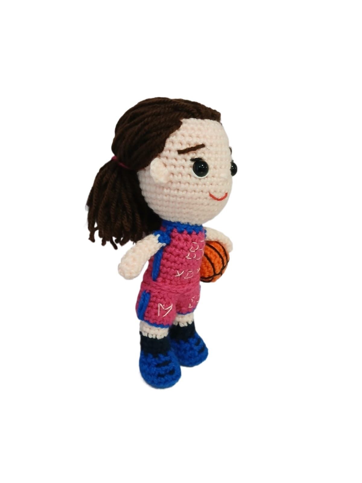 Peluche jugadora baloncesto personalizada hecha a mano a ganchillo (amigurumi). - Imagen 2