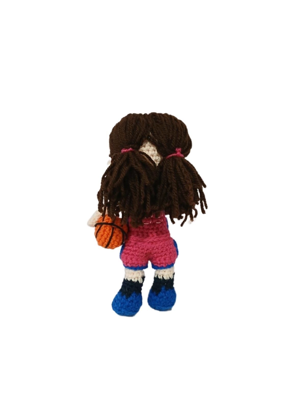 Peluche jugadora baloncesto personalizada hecha a mano a ganchillo (amigurumi). - Imagen 4