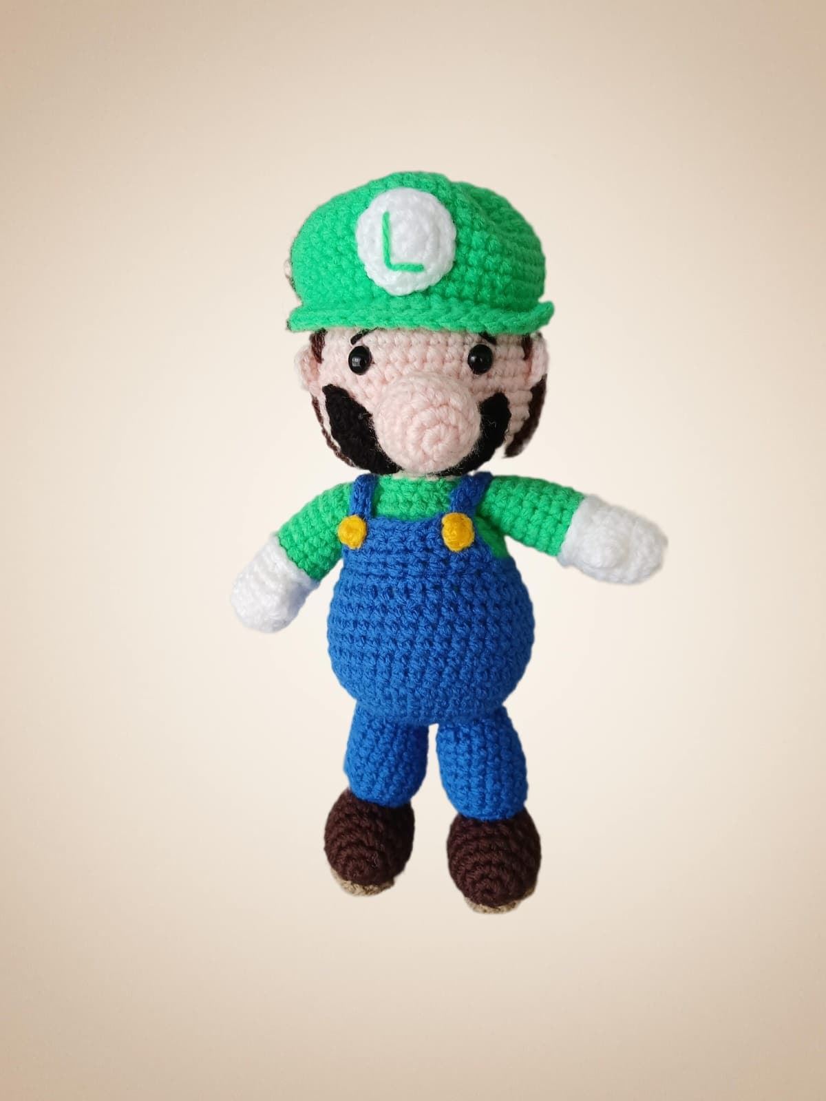 Peluche luiggi mario bross hecho a mano a ganchillo (amigurumi). - Imagen 1