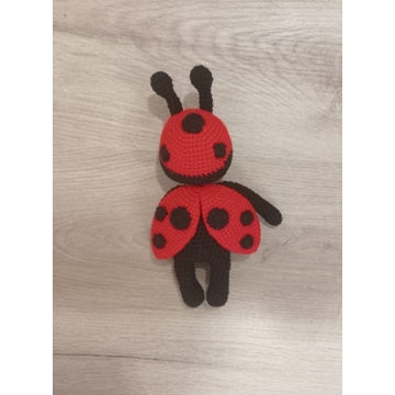 Peluche mariquita hecho a mano a ganchillo (amigurumi). - Imagen 2
