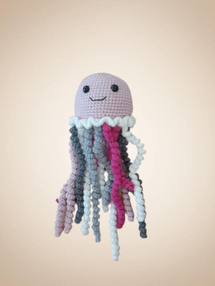 Peluche medusa hecho a mano a ganchillo (amigurumi). - Imagen 1