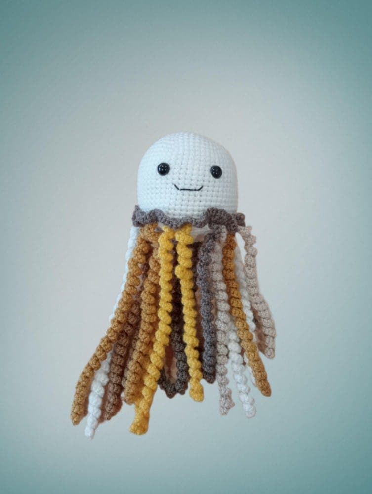 Peluche medusa hecho a mano a ganchillo (amigurumi). - Imagen 2