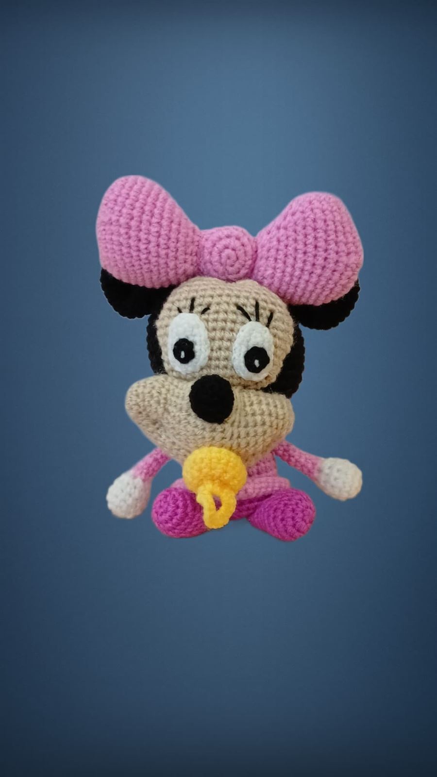 Peluche minnie mouse con chupete hecho a mano a ganchillo (amigurumi). - Imagen 1