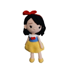 Peluche muñeca Blancanieves princesa Disney hecha a mano a ganchillo (amigurumi). - Imagen 1